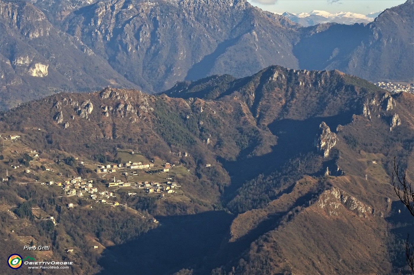 75 Zoom in Santa Croce con Monte Corno e Pizzo Rabbioso.JPG